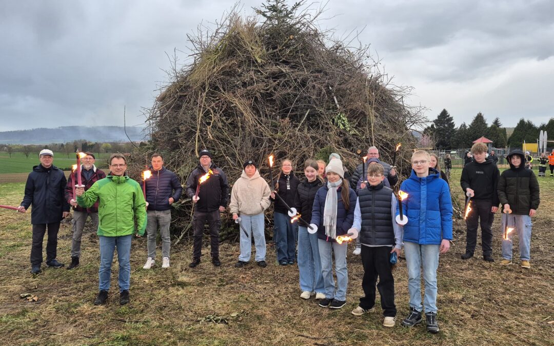 Osterfeuer bringt den Ort zum Leuchten